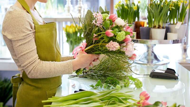 Imagen de persona creando un ramo